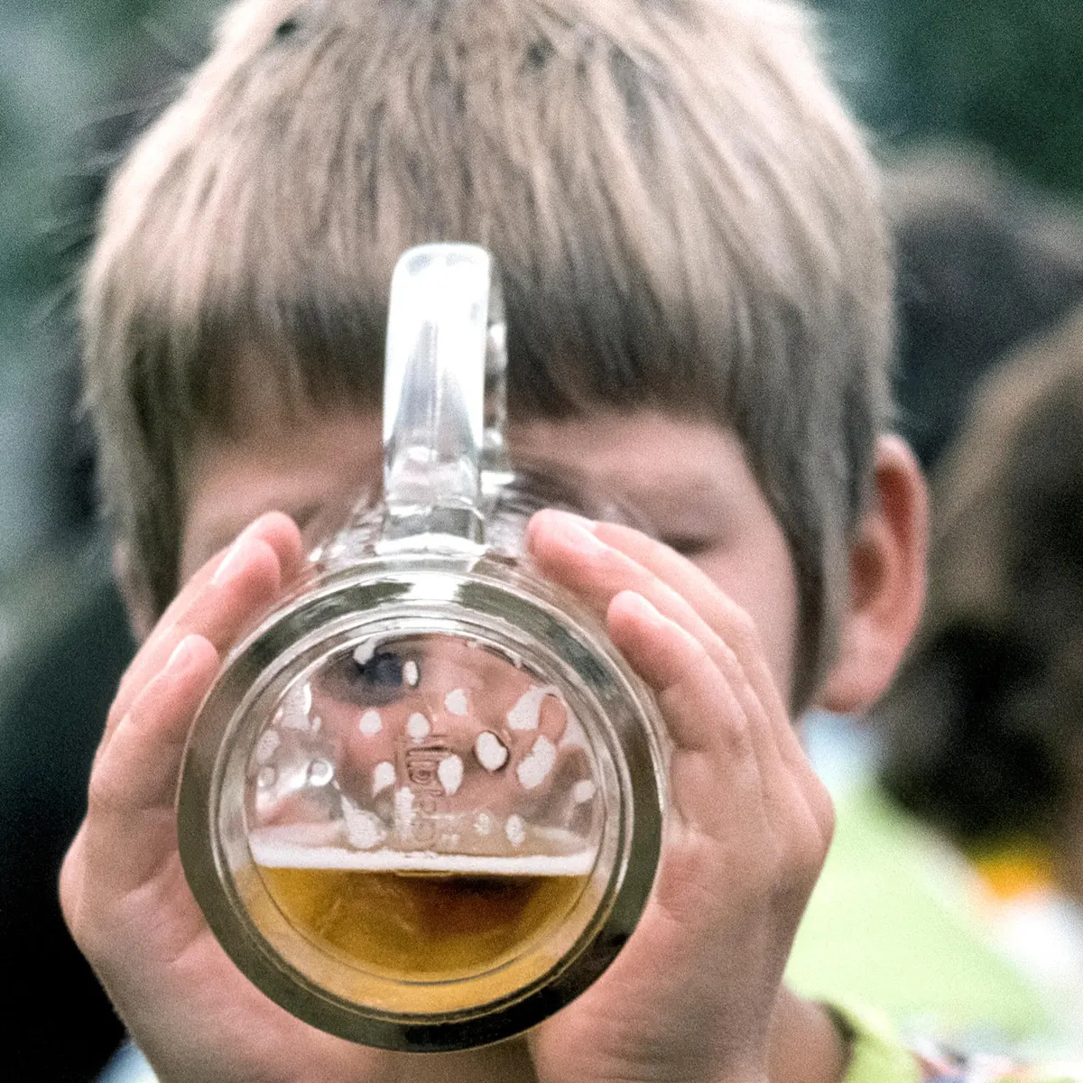 Cómo tu historia familiar determina tu relación con el alcohol (y no es sólo la genética)